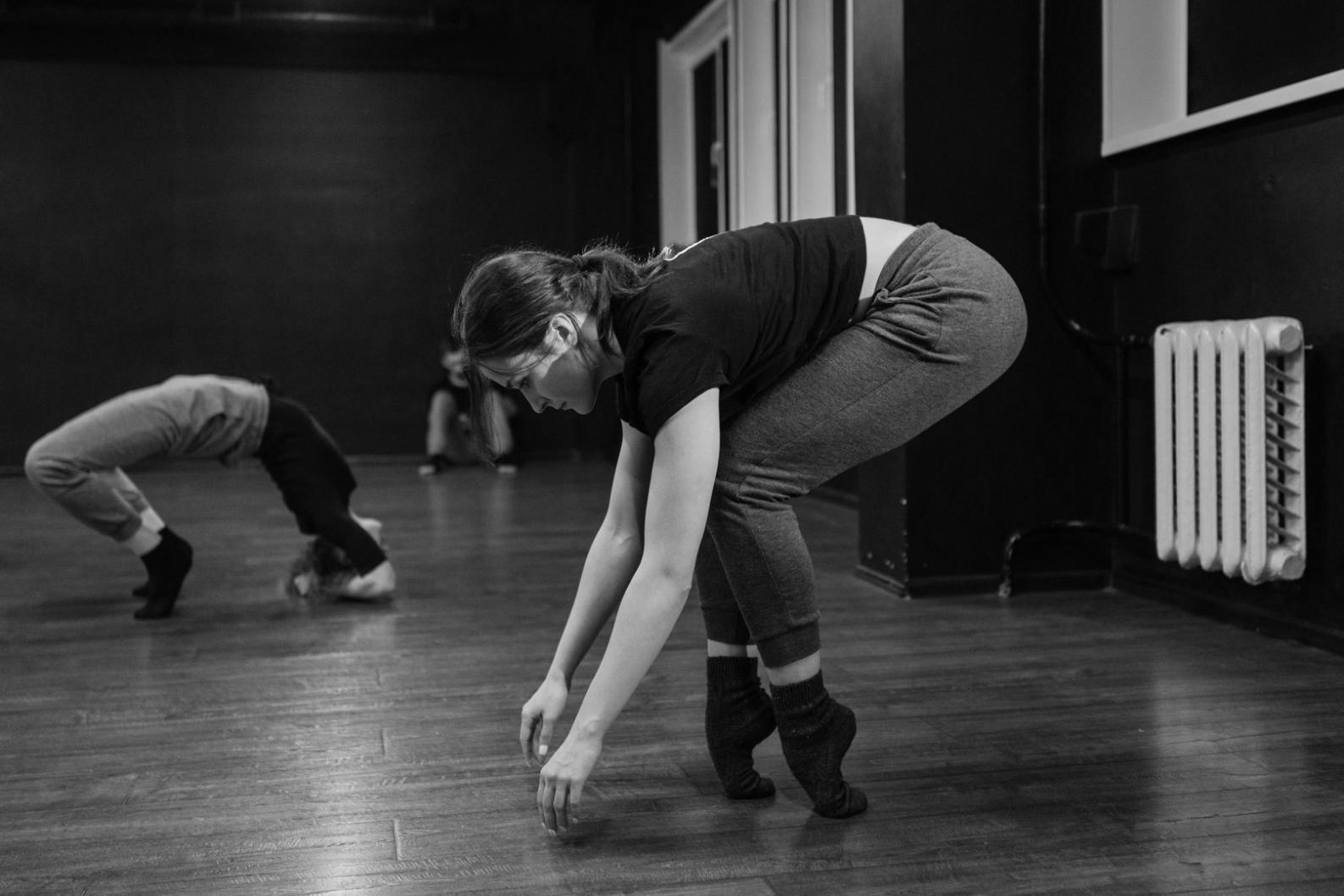 Estudiantes practicando técnicas de danza contemporánea en estudio